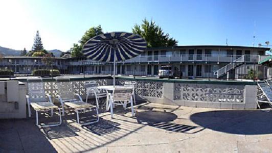 Economy Inn Юкайа Екстер'єр фото